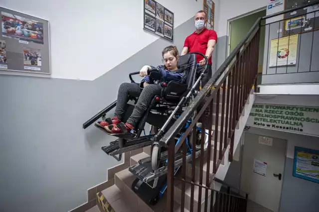 Schodołaz wspomaga transport osób z niepełnosprawnościami pomiędzy kondygnacjami. Naładowany akumulator pozwala bezpiecznie pokonać piętro 50 razy.