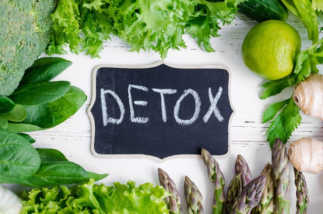 Wiele osób uważa, że detoksykacja organizmu polega na stosowaniu głodówek lub diet płynnych. Jednak są to tylko mity, które nie służą zdrowiu, a mogą wręcz je pogorszyć.