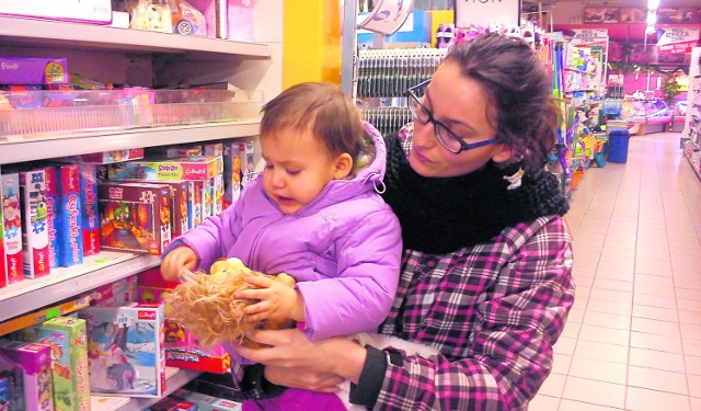 2-letnią Nataszę na zakupy zabrała ciocia Aleksandra Majmurek. Dziewczynkę na półce z zabawkami najbardziej interesowały pluszaki