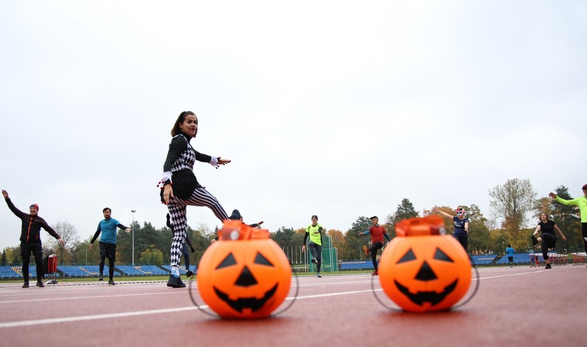 Wyjątkowy trening z elementami Halloween na stadionie lekkoatletycznym w Kielcach. Poprowadziła go Wioleta Jończyk, znana z programu Farma