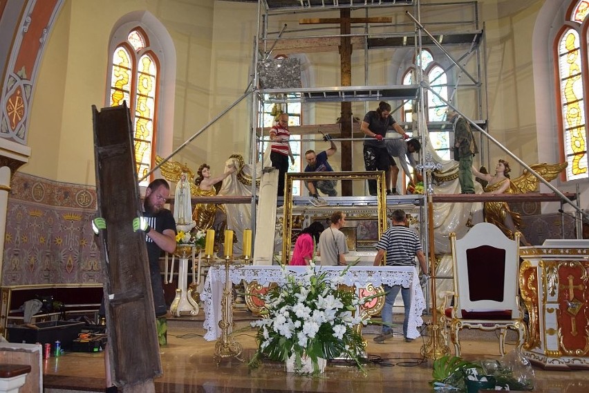 Ołtarz rozebrano w piątek. Rozbiórka trwała kilka godzin....