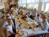 Uczniowie sandomierskiej "trójki" przygotowali smaczne i zdrowe posiłki w ramach akcji "Śniadanie daje moc". Zobacz co przygotowano
