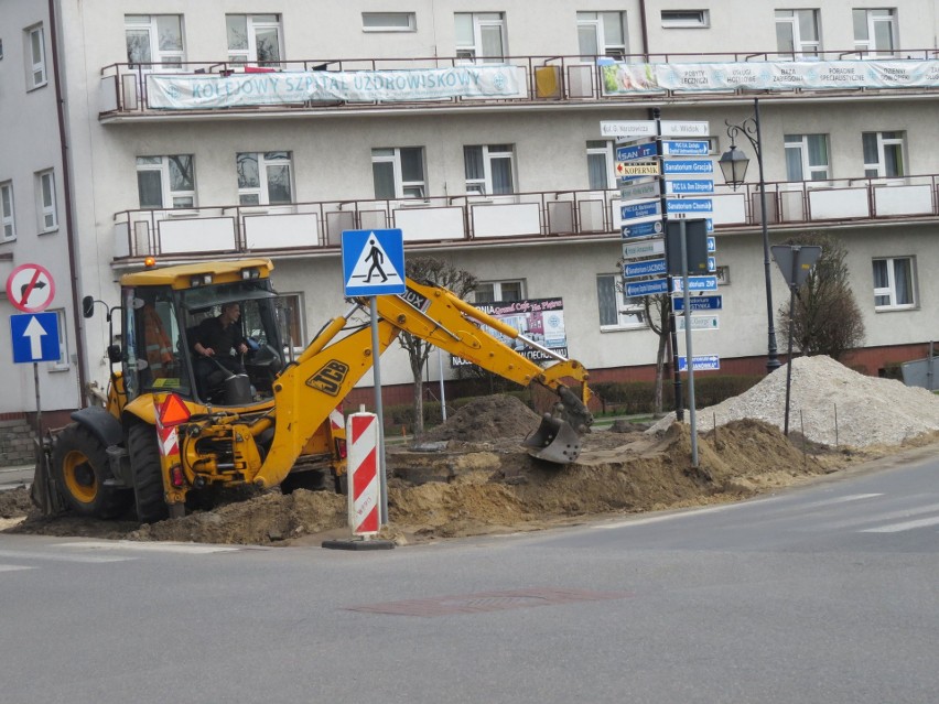W centrum Ciechocinka rozpoczęto budowę ronda. Będą zmiany w...