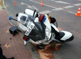 Wypadek na ul. Wysockiego. Policjant poruszający się na motocyklu potrącony. Brał udział w zabezpieczaniu pielgrzymki [ZDJĘCIA]