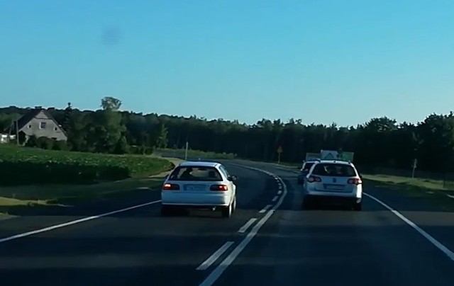 Pan Marek Browiński z Inowrocławia sporo podróżuje. Niemal cały czas rejestruje to, co dzieje się na drodze. Na zdjęciu zdarzenie z Chmielnik. Więcej w materiale wideo