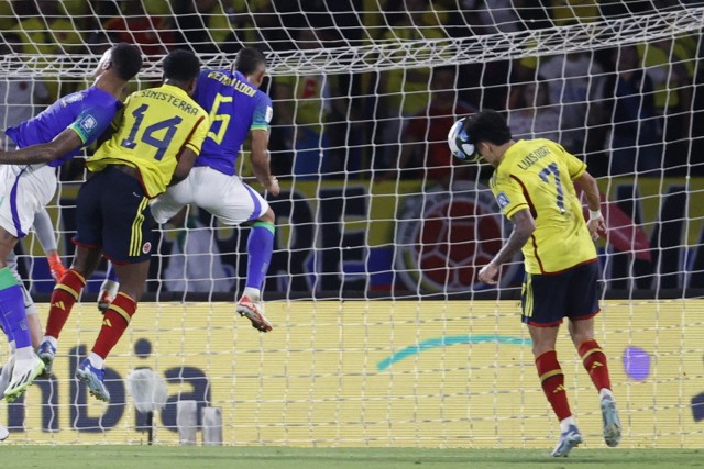 Napastnik reprezentacji Kolumbii Luis Diaz strzela gola drużynie Brazylii w zwycięskim meczu na stadionie Metropolitano w Barranquilli