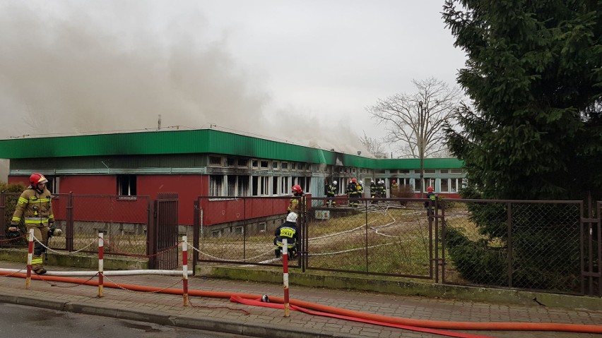 Ostrów Mazowiecka. Pożar w „małej jedynce”, 21.02.2020. Spłonął opuszczony budynek szkoły [ZDJĘCIA]