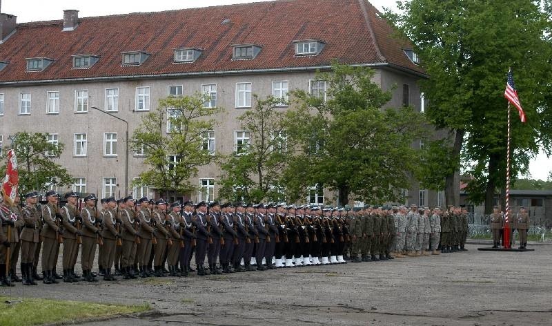 Uroczyście, z udzialem komapanii reprezentacyjnej wojska...