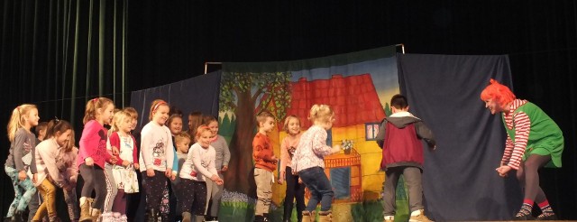 Zabawny i pouczający spektakl  „Pippi skarpetka” obejrzały dzieci w Wąbrzeskim Domu Kultury. Przedstawienie przygotowali aktorzy studia teatralnego "Krak-Art"