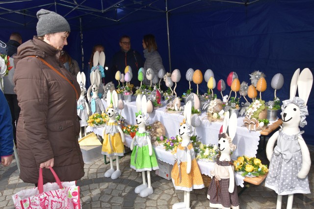 Organizatorem kiermaszu był Nakielski Ośrodek Kultury. Kramy z różnościami stanęły w sobotę 13 kwietnia na rynku w Nakle.Kupić można było m.in. ozdoby na wielkanocny stół,  a także różnego rodzaju gadżety świąteczne. Spory był wybór stroików i rękodzieła w kształcie zajączków, kurczaczków, jajek. Z domowymi wypiekami przyjechały m.in.  gospodynie z KGW Paterek oraz panie z Chrząstowa. Oprócz ciasta serwowano m.in. chleb ze smalcem i ogórkiem. Świątecznemu kiermaszowi w Nakle towarzyszył pchli targ. Można było wystawić na sprzedaż przeczytane już książki, a także niepotrzebne już w domu zabawki czy ubrania. Organizatorzy zachęcali mieszkańców do wiosennego przewietrzenia szaf. Kilka osób skorzystało w weekend z tej zachęty.