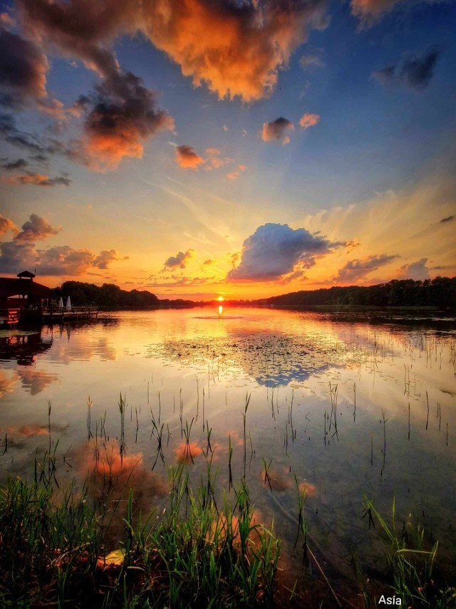 Pani Joanna uchwyciła na fotografiach Jezioro Sępoleńskie i okolice o zachodzie słońca.