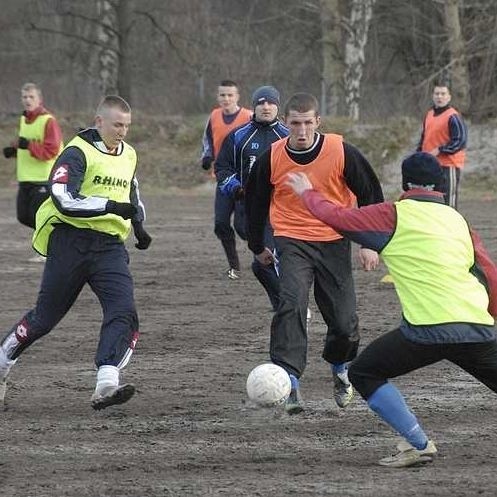 W sparingowym meczu na boisku przy ulicy Zielonej spotkaly...