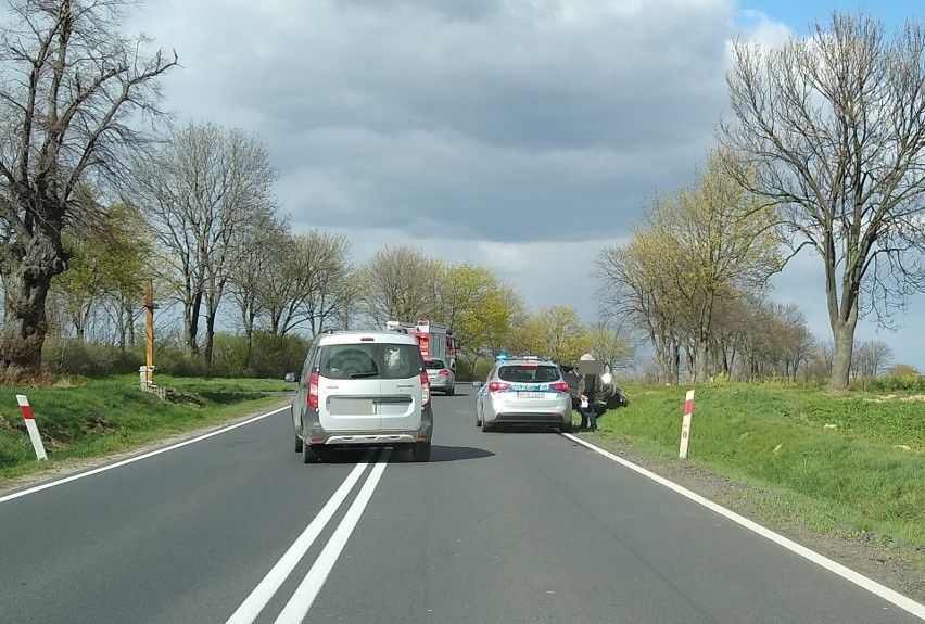 Wypadek na drodze Wrocław - Świdnica. Auto w rowie 