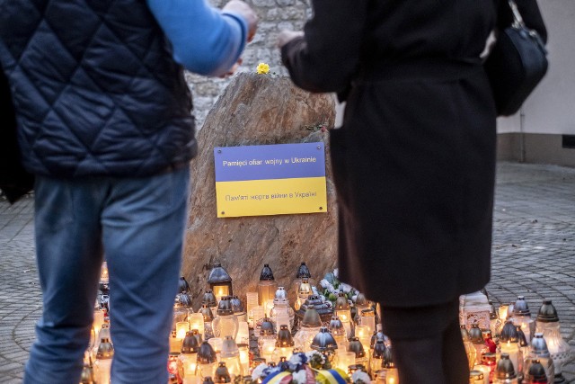 Głazy z flagą Ukrainy stanęły na dwóch cmentarzach w Poznaniu.Raport na żywo: Wszystkich Świętych na drogach w Wielkopolsce