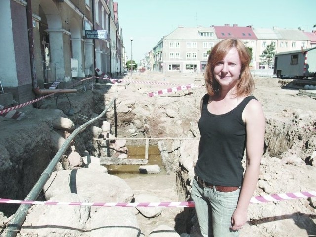 Ewa Jurzysta, archeolog, wyjaśnia, że w czasie badań ratowniczych odkryto na Starym Rynku nie tylko dawne fundamenty kamienne i drewniane konstrukcje, ale też wiele mniejszych zabytków