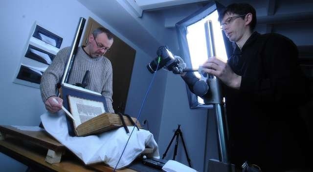 Średniowieczne krzyżackie dokumenty wymagają specjalnego traktowania. Na zdjęciu: Andrzej Korzybski i Piotr Kurek