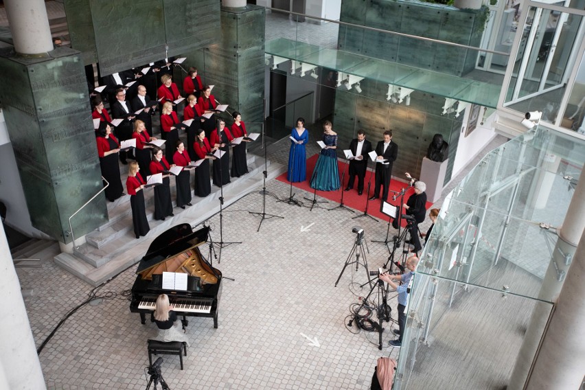 Chór i soliści OiFP nagrali specjalny koncert poświęcony...