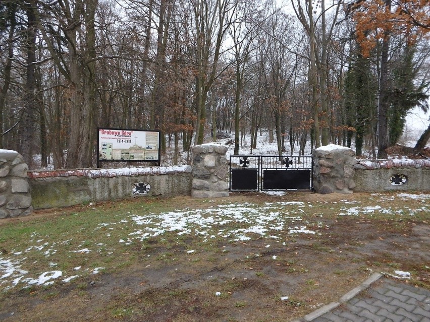 Nowa brama i tablica informacyjna stanęły na cmentarzu wojennym w Starej Gadce
