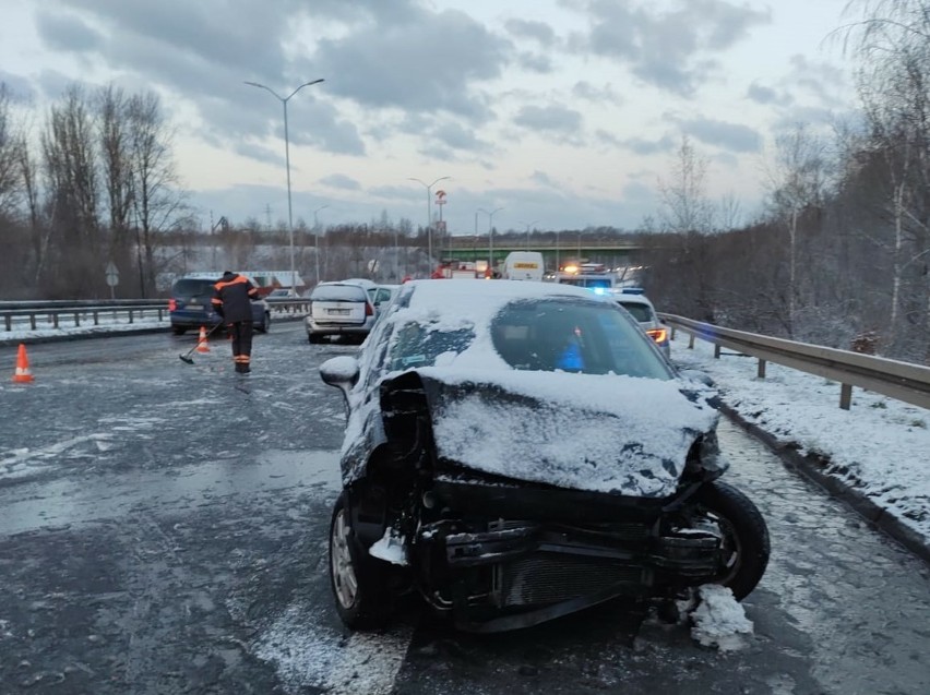 Burza śnieżna w Katowicach! Na DTŚ w Świętochłowicach doszło do kolizji 7 samochodów
