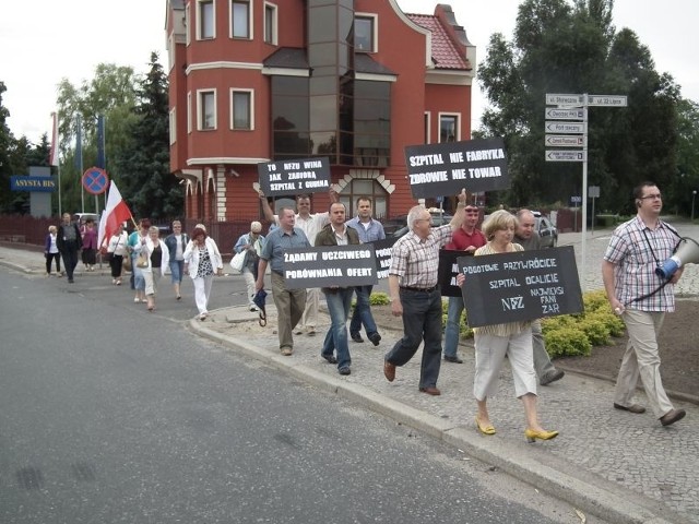 Protesty przeciwko likwidacji szpitala w Gubinie, blokady mostu... "Aksamitna rewolucja&#8221; - mówią jedni. Gra o stołki - mówią drudzy. - Walczyliśmy o to, co się nam należy jak psu buda - mówią ludzie. To właśnie protesty, by nie likwidowano szpitalnych oddziałów, okazały się punktem zapalnym dla dalszych przetasowań w powiatowych strukturach władzy.