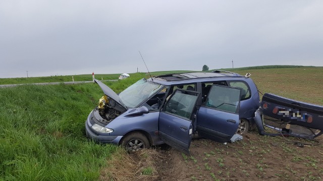 Dwa samochody zderzyły się w piątek na drodze krajowej nr 20 między Sitnem a Jeleninem koło Szczecinka. Na łuku drogi, zjeżdżając z górki przed Sitnem kierowca osobowego renault stracił panowanie nad autem, wpadł w poślizg i zjechał na przeciwległy pas ruchu. Z naprzeciwka nadjeżdżała w tym czasie skoda. Na szczęście nie doszło do czołowego zderzenia, oba pojazdy otarły się o siebie i wylądowały na poboczu. Kierujący skodą utknął zakleszczony w pojeździe, musieli go wydobywać stamtąd strażacy przy pomocy specjalistycznego sprzętu. Nic poważnego jednak mu się nie stało. Dziewczynka jadąca renault pojechała na badania do szpitala.Zobacz także Prace przy budowie obwodnicy Szczecinka