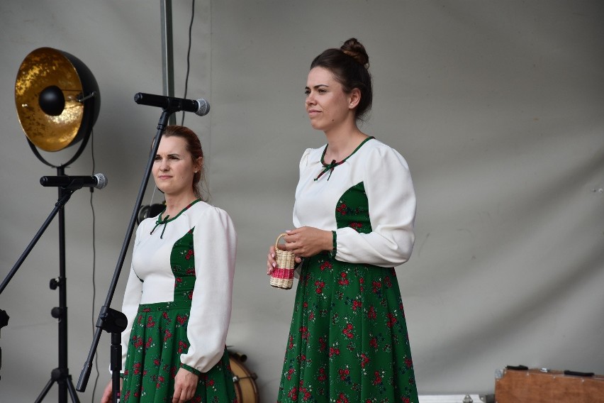 Na Przystanku Szymbark koncert na 20-lecie powiatu gorlickiego. U stóp kasztelu publicznośc śpiewała z artystami opery i operetki