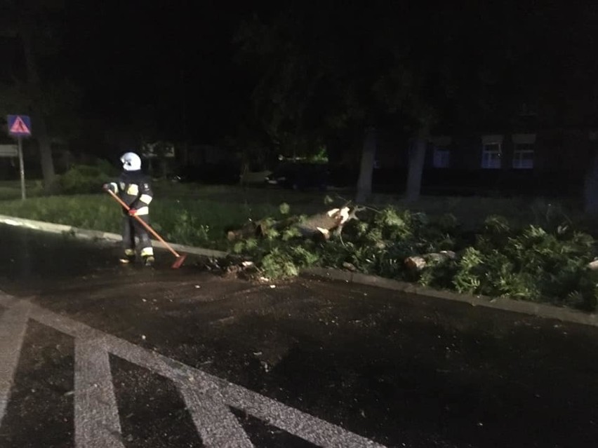 Niespokojna noc w powiecie zambrowskim. Burza i silny wiatr wyrządziły szkody. Z budynku Domu Dziecka wyleciało okno (zdjęcia)