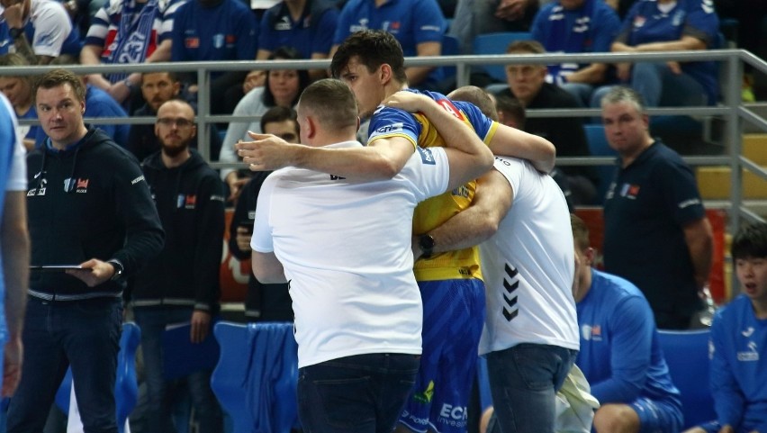 Szymon Sićko podczas niedzielnego meczu w Płocku doznał...
