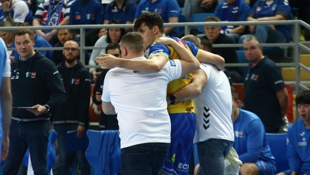 Szymon Sićko podczas niedzielnego meczu w Płocku doznał urazu głowy.