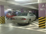 Jak oni parkują: miłośnik pasów w parkingu podziemnym