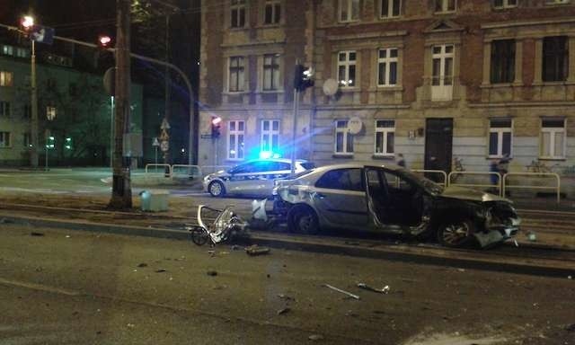 Fatalne zderzenie na ulicy Broniewskiego. Nie żyje 21-letni pasażer [ZDJĘCIA]
