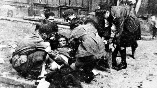 Powstanie Warszawskie - Udzielanie pierwszej pomocy rannemu na ulicy