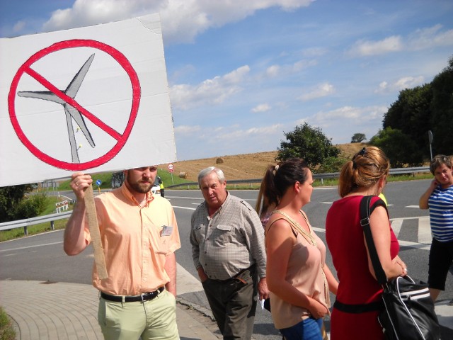 W Laskowicach koło Lubrzy w pikiecie uczestniczyło kilkanaście osób.