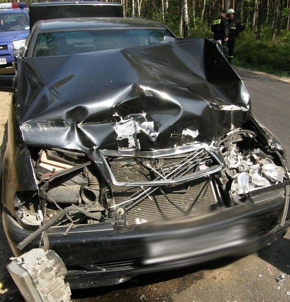 Tak wyglądał mercedes po uderzeniu w ciężarówkę.