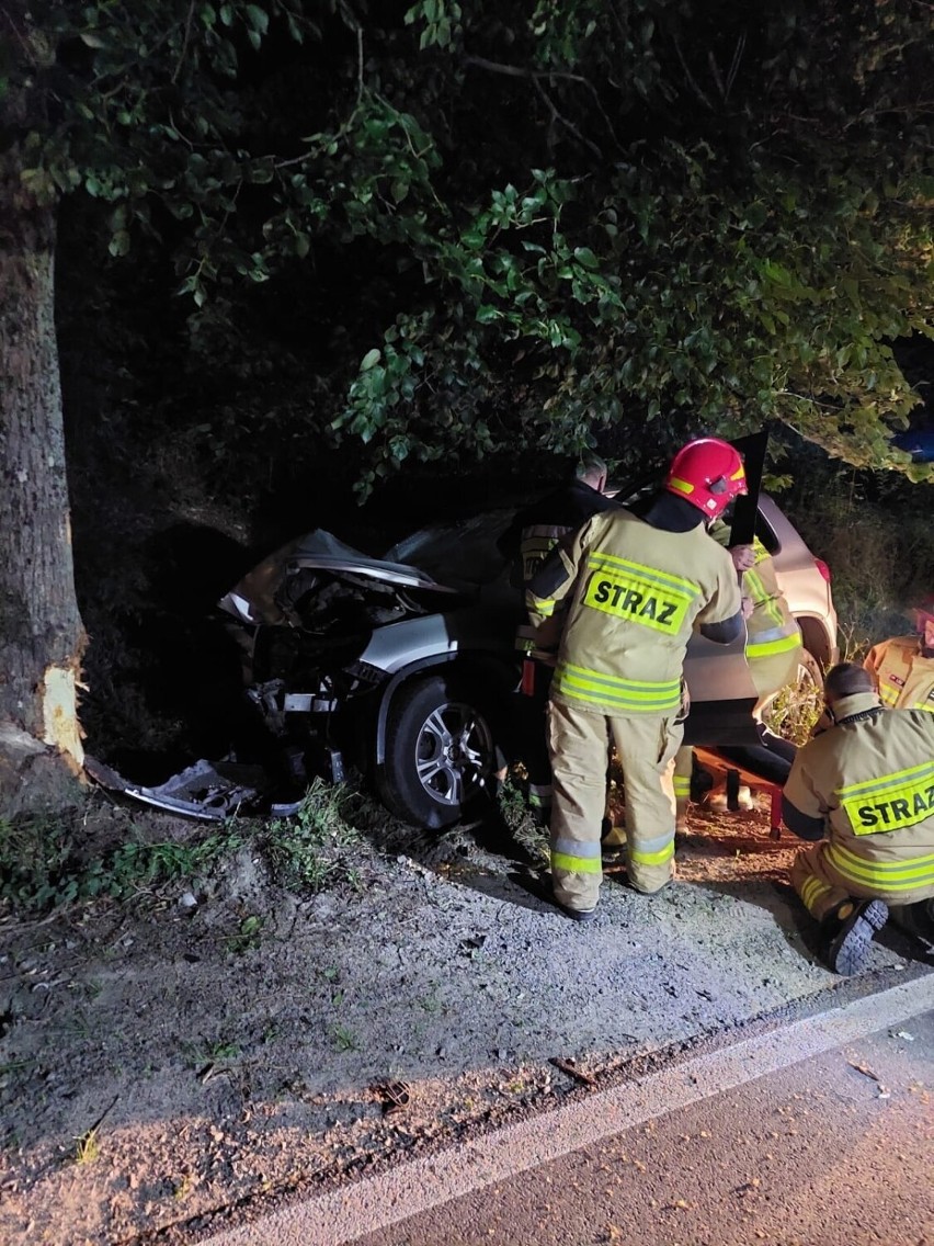 Grabowo Kościerskie. Kierowca volkswagena tiguana uderzył w drzewo, 27.07. 2022 r. Mężczyzna trafił do szpitala. Zdjęcia