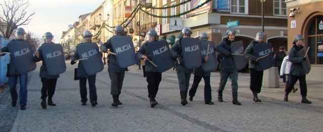 Grupa rekonstrukcyjna ze Związku Strzeleckiego "Strzelec" w mundurach milicji.