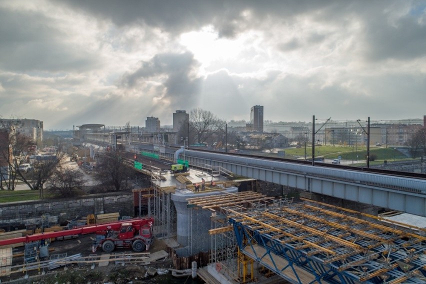 Megainwestycja w centrum Krakowa rośnie jak na drożdżach [ZDJĘCIA]