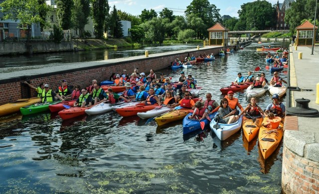 Podczas wodnych imprez, jak Ster na Bydgoszcz, oczy wszystkich zwrócone są w stronę Brdy, ale i na co dzień rzeka dostarcza nam mnóstwa możliwości na aktywne spędzanie czasu, Na kolejnych slajdach podpowiadamy, jak z nich skorzystać.