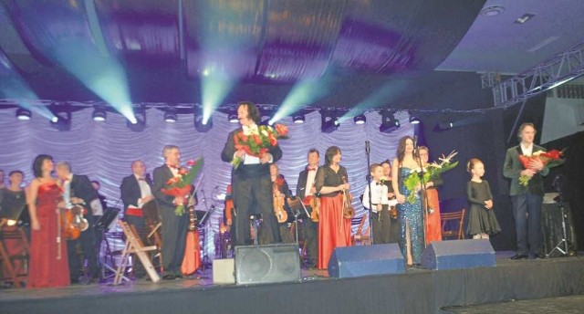 Orkiestra „Obligato”. Z kwiatami na środku Jerzy Sobeńko, z prawej Iwona Socha i Leszek Świdziński