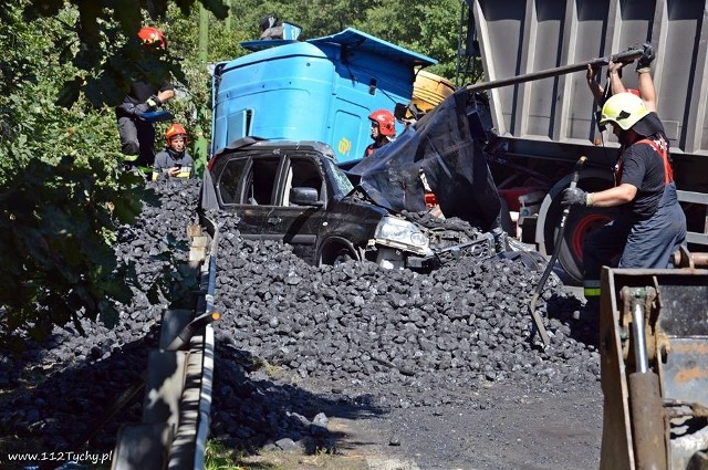 Wypadek w Tychach: tir przygniótł osobówkę 