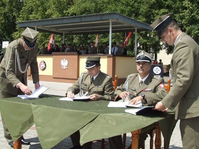 Ppłk. Bogdan Mielniczek i płk. Jarosław Rosiński podpisali akt przeformowania pułku w batalion