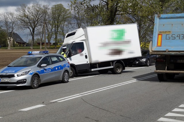 Dzisiaj (5 maj) w godzinach przedpołudniowych, w miejscowości Domaradz doszło do kolizji drogowej. Kierowca Citroena został uderzony w tył pojazdu przez jadącego za nim Iveco. Siła uderzenia była tak duża, że Citroen zatrzymał się kilkadziesiąt metrów dalej.Jesteś świadkiem wypadku? Daj nam znać! Poinformujemy innych o utrudnieniach. Czekamy na informacje, zdjęcia i wideo!■ Przyślij je na adres alarm@gp24.pl■ Wyślij za pomocą naszego Facebooka:GP24Zobacz także: Śmiertelny wypadek na obwodnicy Słupska. Nie żyją dwie osoby