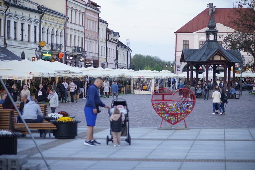 Do Rzeszowa wróciło nocne życie. Tłumy w pierwszy dzień po otwarciu ogródków piwnych na Rynku. Zobacz zdjęcia