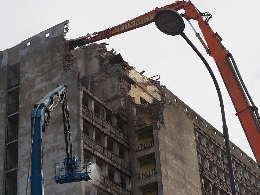 Z bryły hotelu Światowid znikają kolejne fragmenty pięter