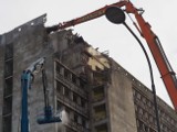 Trwa rozbiórka hotelu Światowit w Łodzi. Przy al. Kościuszki pracuje ciężki sprzęt, z hotelu znikają kolejne fragmenty pięter! ZDJĘCIA