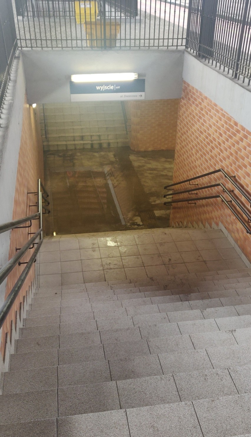 Przejście podziemne na dworcu w Chebziu jest zalewane po...