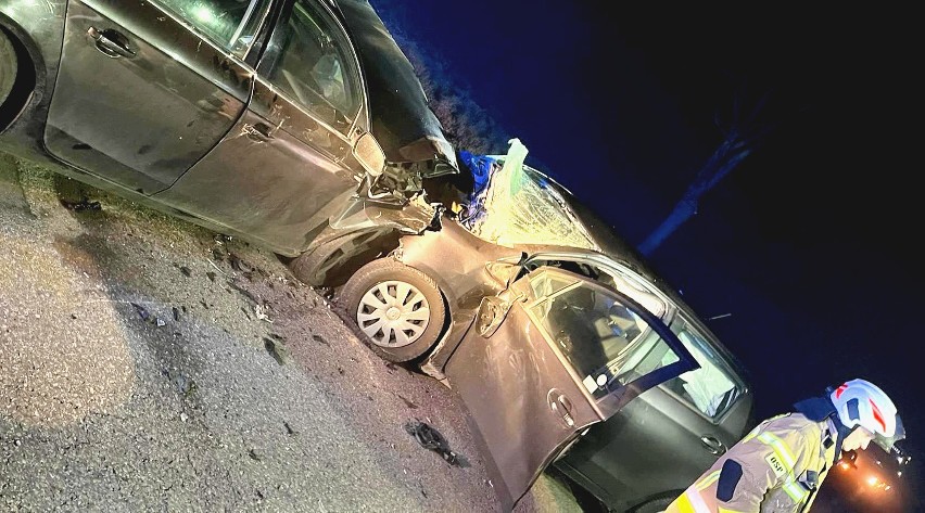 Niebezpieczny nocny wypadek w Olędzkie-Świrydy. Czołowe zderzenie dwóch pojazdów na drodze wojewódzkiej, dwie osoby w szpitalu!