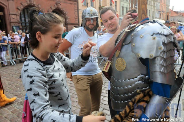 Każdy chętny mógł dziś w Toruniu przymierzyć husarską zbroję. 
