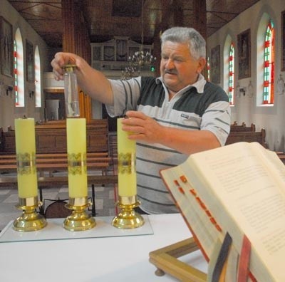 Bronisław Wiącek od 50 lat dba o kościół. Nie tylko w nim sprząta, ale i służy do mszy św.