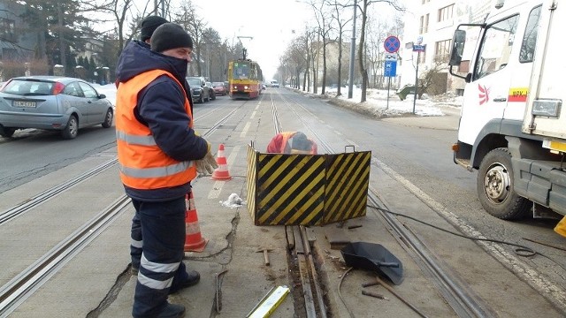 Pracownicy MPK naprawiają uszkodzoną szynę.